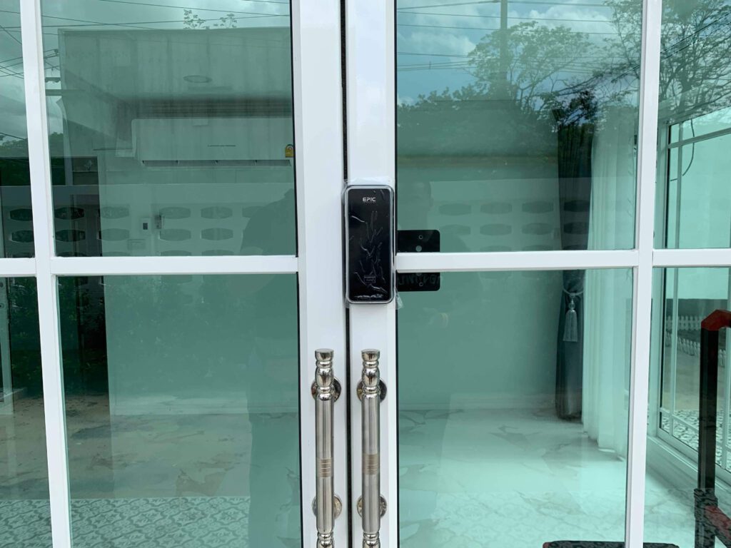 Digital door lock สำหรับประตูบานเลื่อนแบบบานปิดกลาง บานอลูมิเนียม