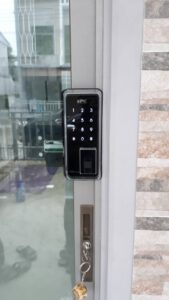 Digital door lock สำหรับประตูบานเลื่อนแบบบานชิดมุม ปิดด้านข้าง บานอลูมิเนียม