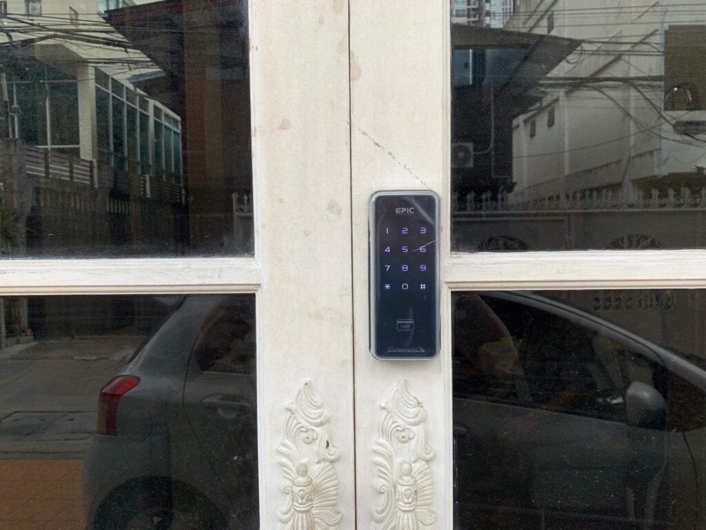 Digital door lock สำหรับประตูบานเลื่อนแบบบานคู่ ปิดชนตรงกลาง บานไม้