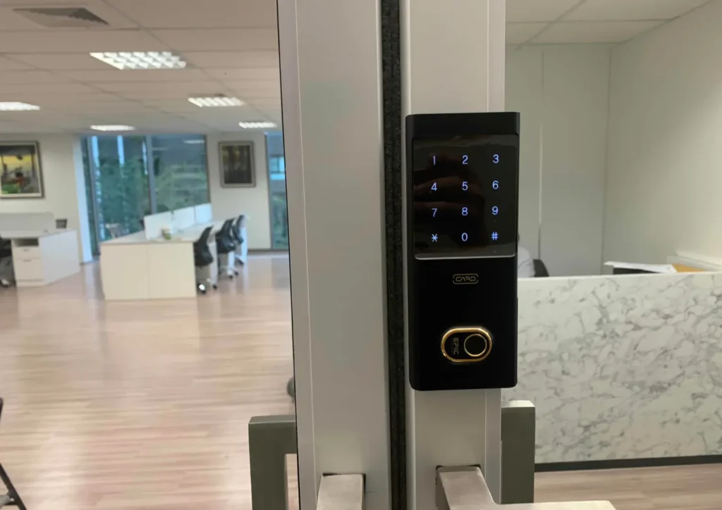 รีวิวจัดเต็ม! ผลงานติดตั้ง EPIC Digital Door Lock บนประตูกระจกอลูมิเนียม พร้อมราคา 2024 🏢🔐 รีวิวจัดเต็ม ผลงานติดตั้ง EPIC Digital Door Lock บนประตูกระจกอลูมิเนียม พร้อมราคา 2024 2